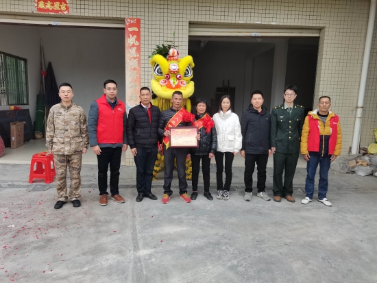 已處理1674092129216市退役軍人事務(wù)局副局長溫寶謙一行到龍都村現(xiàn)役軍人王耀成家中送立功喜報，并提前向王耀成家屬送上新春祝福，鼓勵軍人努力拼搏、再立新功。.jpg