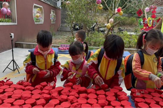 宅梧鎮(zhèn)中心幼兒園為孩子們精心策劃了“幸運(yùn)拆盲盒”獨(dú)特的開(kāi)學(xué)儀式，在踏入幼兒園門(mén)口的一剎那，就給了孩子們一個(gè)大大的驚喜。.png